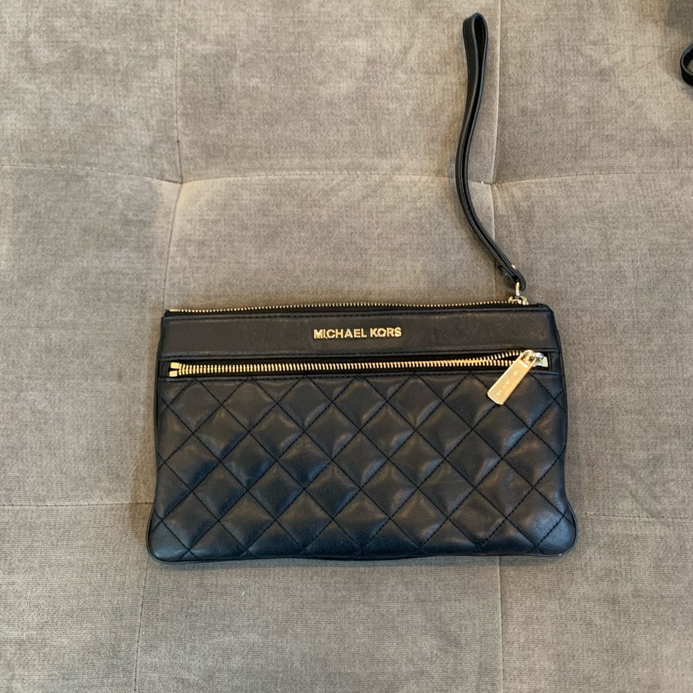 Michael Kors wristlet. Black and gold good condition !